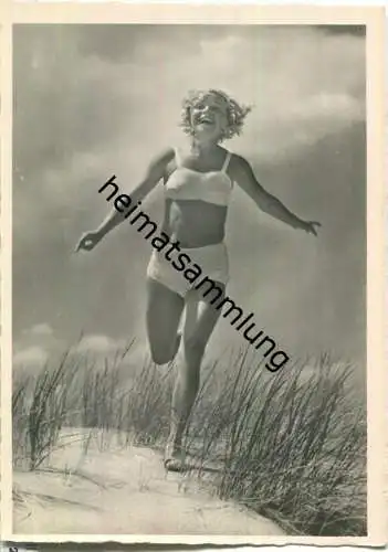 Schönheit der Gymnastik - Lauf über die Düne - Foto-AK Grossformat - Verlag E. A. Schwerdtfeger & Co. AG Berlin