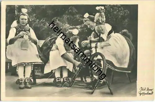 Fleissige Schwälmerinnen - Spinnrad - Foto-Ansichtskarte - Verlag Bruno Hansmann Kassel