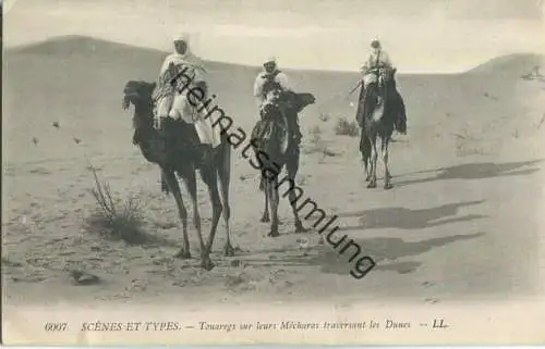 Scenes et Types - Touaregs sur leurs Mecharas traversant les Dunes