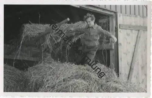 An der Dreschmaschine - Foto-AK 40er Jahre