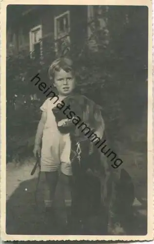 Kleiner Junge mit grossem Hund - Foto-Ansichtskarte