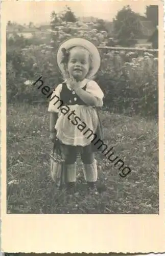 kleines Mädchen auf der Wiese - Foto-Ansichtskarte