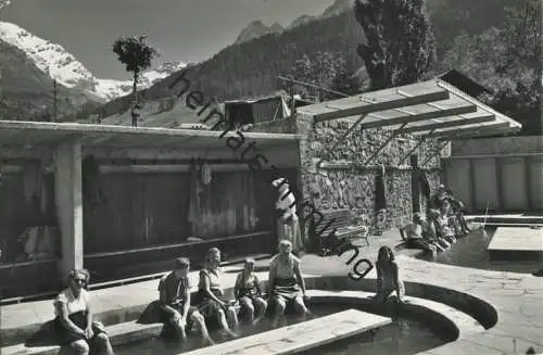 Leukerbad - Loueche les Bains - Foto-AK - Fussbad mit Gitzifurgge - Verlag Klopfenstein Adelboden gel. 1967