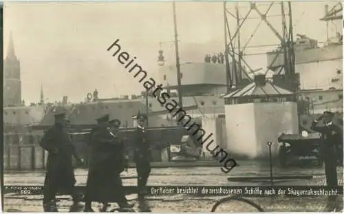 Kiel - Der Kaiser besichtigt die zerschossenen Schiffe nach der Skagerrakschlacht - Foto-Ansichtskarte