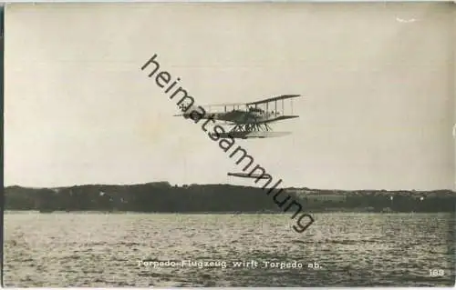Torpedo-Flugzeug wirft Torpedo ab - Foto-Ansichtskarte ca. 1915