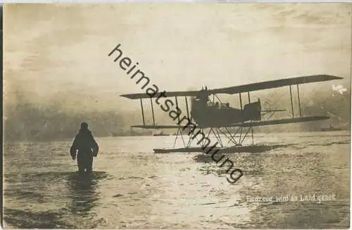 Flugzeug wird an Land geholt - Foto-Ansichtskarte ca. 1915