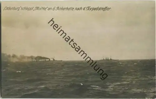 Oldenburg schleppt Moltke an der Ankerkette nach dem Torpedotreffer - Foto-Ansichtskarte - ohne Verlagsangaben