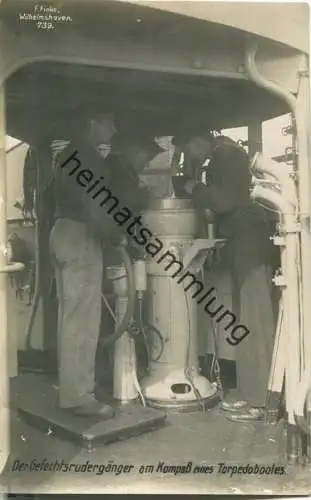 Der Gefechtsrudergänger am Kompass eines Torpedobootes - Foto-Ansichtskarte - Verlag F. Finke Wilhelmshaven
