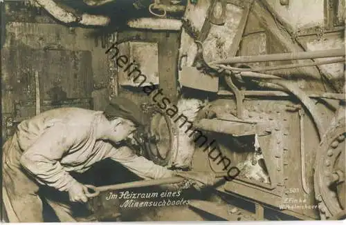Im Heizraum eines Minensuchbootes - Foto-Ansichtskarte - Verlag F. Finke Wilhelmshaven
