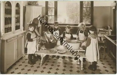 Berlin - Pestalozzi-Fröbelhaus I. - Karl-Schrader-Strasse 8 - Bei der Hausarbeit im Kindergarten