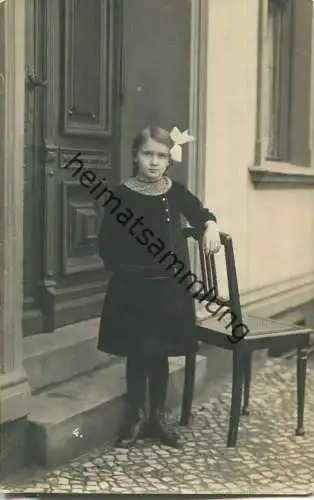 Mädchen mit Schleife im Haar - Foto-Ansichtskarte