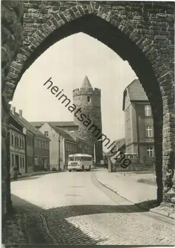 Jüterbog - Neumarkttor - Bus - Foto-Ansichtskarte - Verlag H. Sander KG Berlin 60er Jahre