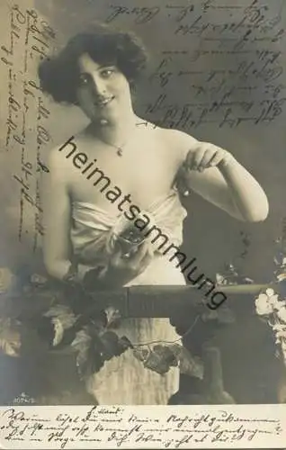 Junge Frau - Kirschen - gel. 1905