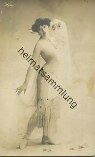 Junge Frau - gel. 1906