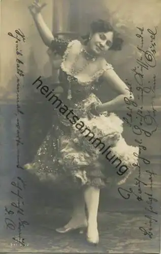 Junge Frau im Rüschenkleid gel. 1905