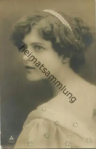 Junge Frau mit Haarband gel. 1909