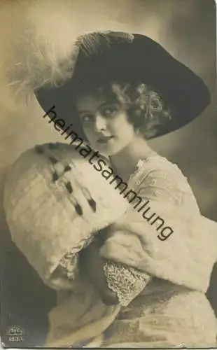 Frau mit Hut und Muff - Hutmode - gel. 1910