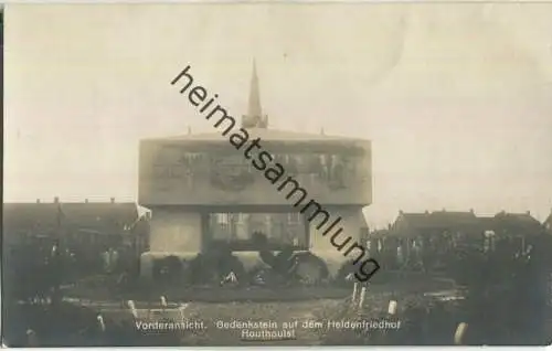Houthoulst - Houthulst - Vorderansicht - Gedenkstein auf dem Heldenfriedhof - Die 46. Reservedivision - Foto-AK