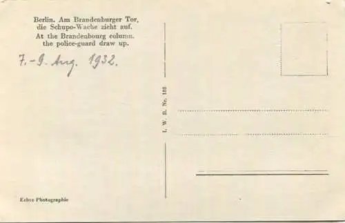 Berlin - Am Brandenburger Tor - die Schupo-Wache zieht auf - Foto-AK 1932