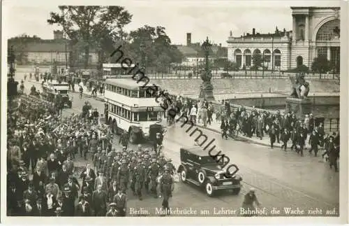 Berlin - Moltkebrücke am Lehrter Bahnhof - die Wache zieht auf - Autobusse - Foto-AK 30er Jahre