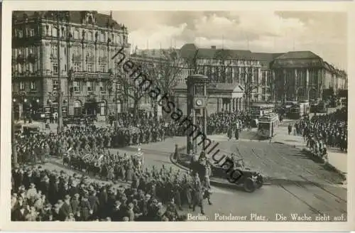 Berlin - Potsdamer Platz - Foto-AK 30er Jahre - Die Wache zieht auf