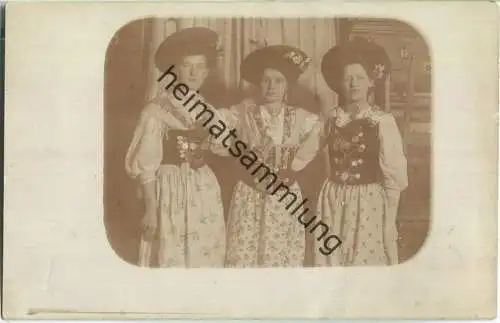 Nürnberg - drei Frauen in Tracht