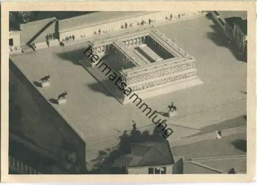 Berlin - Pergamonmuseum - Modell der Burg von Pergamon - Hans Schleif - Der große Altar von Südwesten