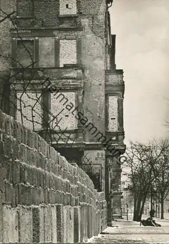 Berlin - Mauer - Sektorengrenze - Bernauer Straße mit zugemauerten Fenstern - Foto-AK Grossformat - Verlag Gerd Huffert