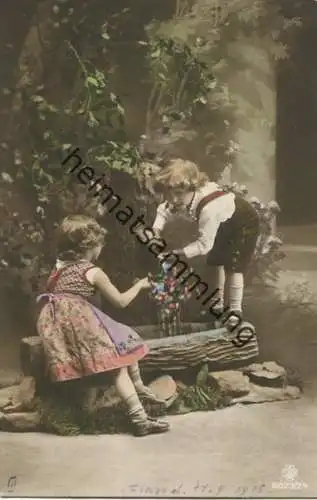 Kinder in Tracht - Blumen - Brunnen - Rückseite beschrieben 1915