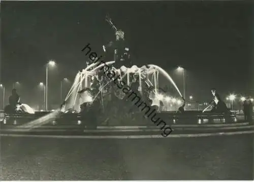 Berlin - Neptun-Brunnen - Nacht - Foto-Ansichtskarte - Verlag H. Sander KG Berlin