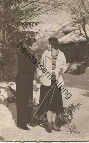 Bonne Année - Paar mit Schlitten im Schnee gel.