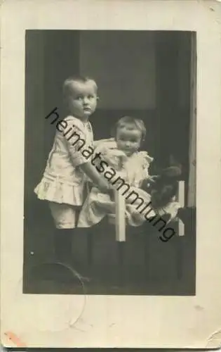 Zwei Kinder mit Teddy - Foto-AK - Verlag Ferd. Striebeck Völklingen
