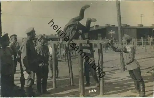 Kriegsgefangenenlager Kassel - Lagerinsassen beim Turnen - Foto-Ansichtskarte