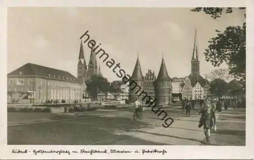 Lübeck - Holstentorplatz und Reichsbank - Foto-AK 30er Jahre - Verlag Schöning & Co. Lübeck