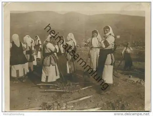 Makedonien - Frauen in landestypischer Kleidung - Foto-AK ca. 1915 Grösse noch 11,5cm x 8,5cm
