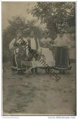 Serbien - Frauen und ein Mann in landestypischer Kleidung - Foto-AK ca. 1915