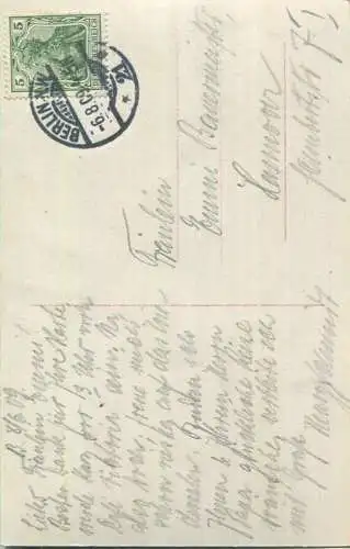 Frau mit Hut - Hutmode - Lampenschirm - Mode non plus ultra