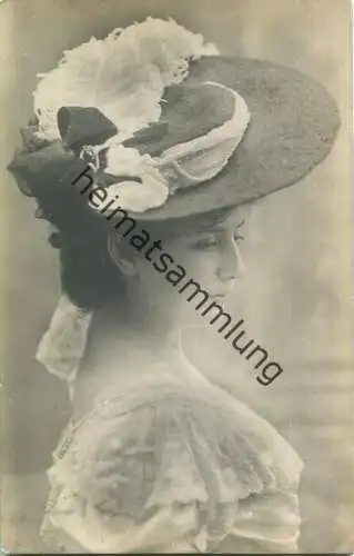 Frau mit Hut - Hutmode