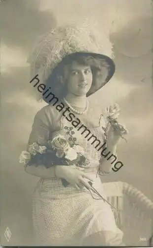 Frau mit Hut - Hutmode - Rosen