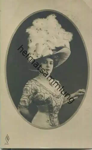 Frau mit Hut - Hutmode