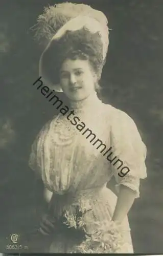 Frau mit Hut - Hutmode