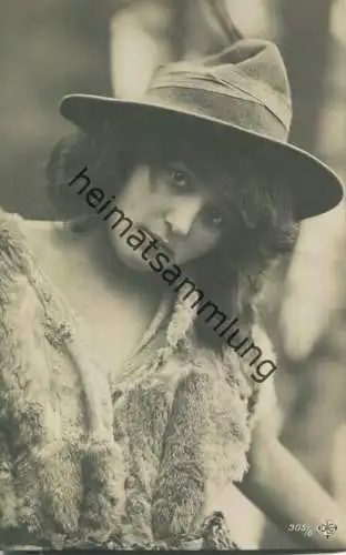 Frau mit Hut - Hutmode