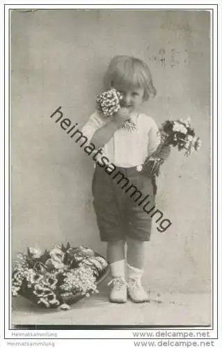 Junge mit Blumen - Feldpost