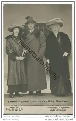 Kaiserin Auguste-Viktoria mit dem Brautpaar Prinz Ernst August Herzog zu Braunschweig und Lüneburg und Prinzessin Victor