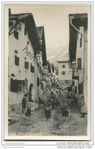 Ziegen auf einer Bündner Dorfstrasse - Foto-AK