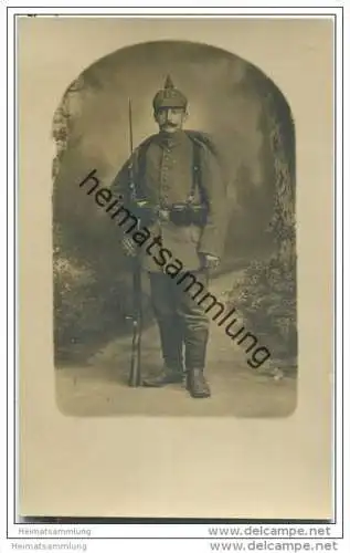 Soldat - Gewehr - Pickelhaube - Portraitaufnahme - Foto-AK