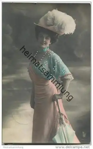 Frau mit Hut - Hutmode
