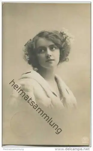 Junge Frau mit Blumen im Haar - Verlag R. &amp; K. L. (Regel &amp; Krug Leipzig) 4012/1 gel. 1910