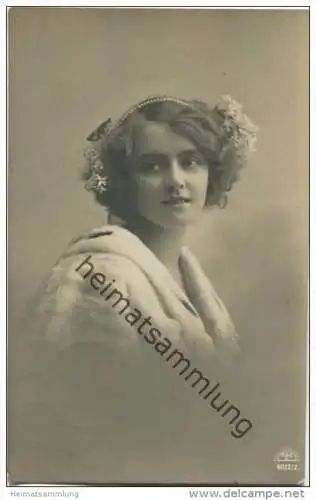 Junge Frau mit Blumen im Haar - Verlag R. &amp; K. L. (Regel &amp; Krug Leipzig) 4012/2 gel. 1910