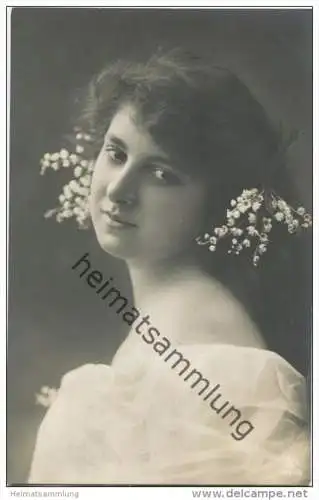 Junge Frau mit Blumen im Haar - jeune femme - Verlag KGH 1141/6 gel. 1907